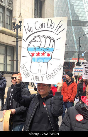 Le Syndicat des enseignants de Chicago Jour 5 en grève pour une meilleure rémunération des enseignants de Chicago sur Clark Street à Chicago le mercredi, Octobre 23, 2019 mettant en vedette : Les enseignants de Chicago où proteste : Chicago, Illinois, United States Quand : 23 Oct 2019 Crédit : Adam Bielawski/WENN.com Banque D'Images