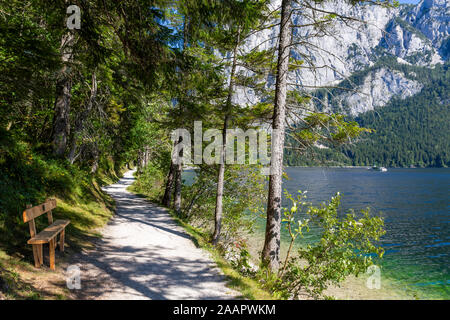 Sentier touristique de randonnée le long du lac Altaussee en Autriche Banque D'Images