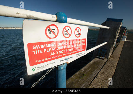 Un signe sur la jetée de Weymouth indiquant que la baignade, plongée ou sauter du ponton est interdite. Dorset England UK GO Banque D'Images