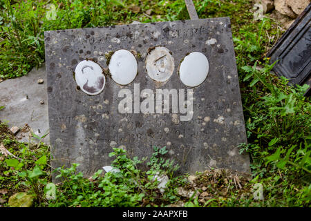 Les pierres tombales de certaines des victimes de l'atrocité nazie à Oradour-sur-Glane, France, Europe. Banque D'Images