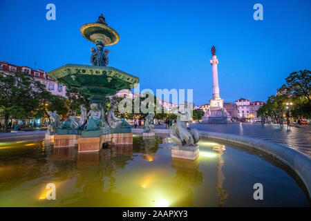 Fontaine éclairée la nuit dans la place Rossio , Lisbonne, Portugal Banque D'Images