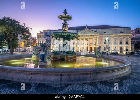 Fontaine éclairée la nuit dans la place Rossio , Lisbonne, Portugal Banque D'Images