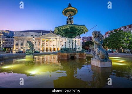 Fontaine éclairée la nuit dans la place Rossio , Lisbonne, Portugal Banque D'Images