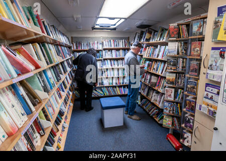 Navigation hommes livres dans les bibliothèques, Highland van bibliothèque mobile de Scotland, UK Banque D'Images
