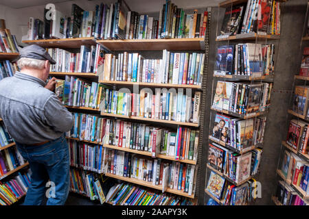 L'homme parcourt les livres dans les bibliothèques de Highland, van bibliothèque mobile de Scotland, UK Banque D'Images