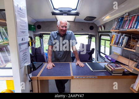 Chauffeur et bibliothécaire dans les bibliothèques des Highlands, van bibliothèque mobile de Scotland, UK Banque D'Images