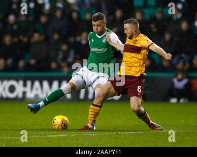 Easter Road, Edinburgh, UK. 23 Nov, 2019. Scottish Premiership Football, Hibernian contre Motherwell ; Allan Campbell de Motherwell s'attaque à Flo Kamberi de Hibernian - usage éditorial : Action Crédit Plus Sport/Alamy Live News Banque D'Images