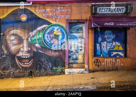 Street art graffiti colorés ornent les murs et les bâtiments de Valparaiso, Chili. Banque D'Images