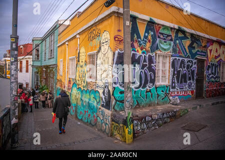 Graffitis colorés ornent les murs des bâtiments de Valparaiso, Chili. Banque D'Images