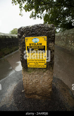 Un signe indiquant que toute personne passant de Devil's Bridge sans excuse raisonnable peut faire face à une amende. Le Pont du Diable enjambe la rivière Lune à Kirkby Lonsda Banque D'Images