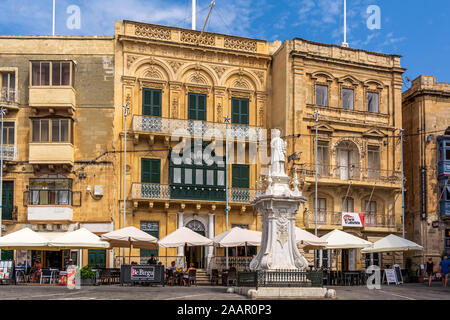 Statue de Saint Laurent, saint patron de la ville, à la place de la Victoire en compact de Birgu (Vittoriosa). Banque D'Images