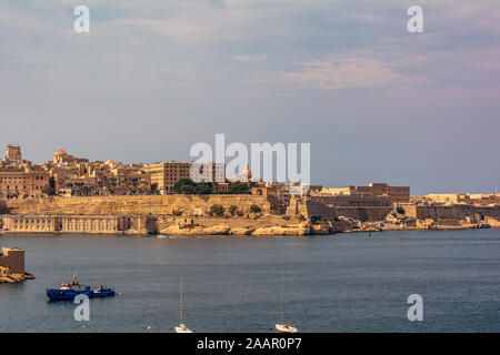 Valletta Waterfront vu à travers le Grand Port de Birgu Banque D'Images