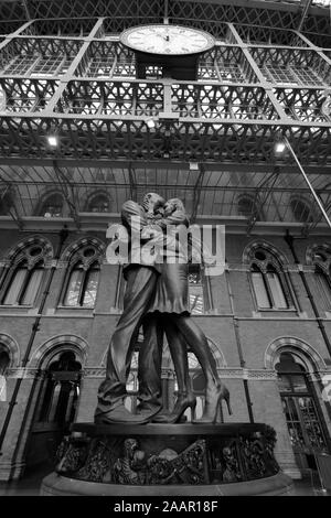 Lieu de rencontre du jour Paul statue, connue sous le nom de l'amoureux, St Pancras, gare ferroviaire de style gothique victorien, Londres, Angleterre Banque D'Images