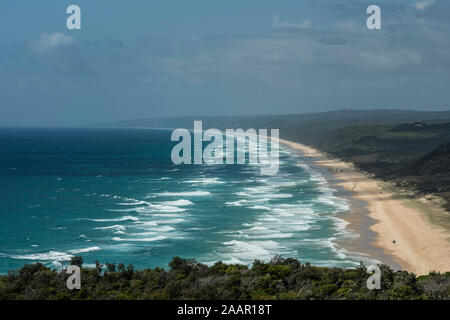 Point de l'île double, Noosa, à la pleine saison, avec des centaines de 4x4 et véhicules de plaisance Banque D'Images