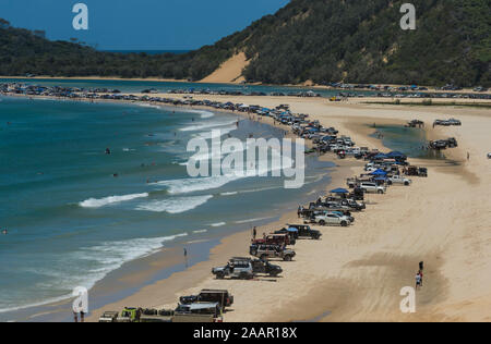 Point de l'île double, Noosa, à la pleine saison, avec des centaines de 4x4 et véhicules de plaisance Banque D'Images