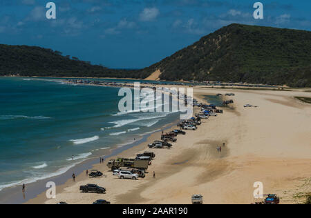 Point de l'île double, Noosa, à la pleine saison, avec des centaines de 4x4 et véhicules de plaisance Banque D'Images