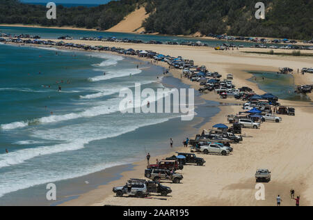 Point de l'île double, Noosa, à la pleine saison, avec des centaines de 4x4 et véhicules de plaisance Banque D'Images