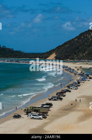 Point de l'île double, Noosa, à la pleine saison, avec des centaines de 4x4 et véhicules de plaisance Banque D'Images