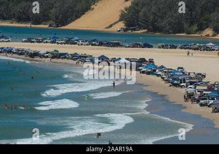 Point de l'île double, Noosa, à la pleine saison, avec des centaines de 4x4 et véhicules de plaisance Banque D'Images