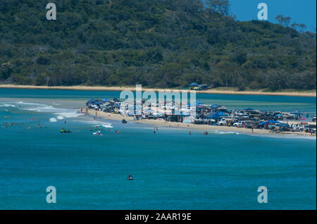 Point de l'île double, Noosa, à la pleine saison, avec des centaines de 4x4 et véhicules de plaisance Banque D'Images