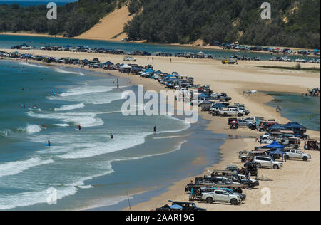 Point de l'île double, Noosa, à la pleine saison, avec des centaines de 4x4 et véhicules de plaisance Banque D'Images