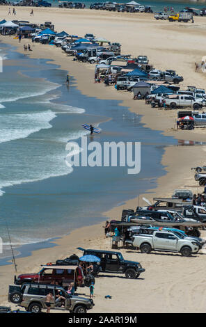 Point de l'île double, Noosa, à la pleine saison, avec des centaines de 4x4 et véhicules de plaisance Banque D'Images