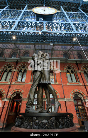 Lieu de rencontre du jour Paul statue, connue sous le nom de l'amoureux, St Pancras, gare ferroviaire de style gothique victorien, Londres, Angleterre Banque D'Images