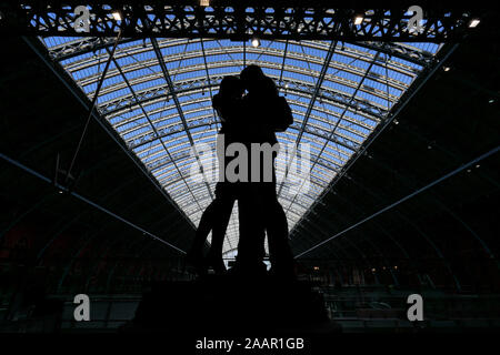 Lieu de rencontre du jour Paul statue, connue sous le nom de l'amoureux, St Pancras, gare ferroviaire de style gothique victorien, Londres, Angleterre Banque D'Images