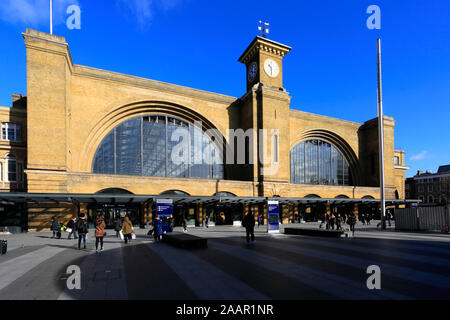 Façade extérieure de la gare de Kings Cross, quartier de Camden, Londres City Banque D'Images