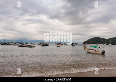 Ilha Grande, Brésil. 23 Décembre, 2012. Bateaux-taxis, bateaux de loisirs, et de naviguer des bateaux amarrés dans la baie au large de Vila do Abraao (Abraao Village), plage à Ilha Grande, Municipalité de Angra dos Reis, Rio de Janeiro, Brésil. Le 5 juillet 2019, Ilha Grande a été inscrit comme site du patrimoine mondial de l'UNESCO. Banque D'Images