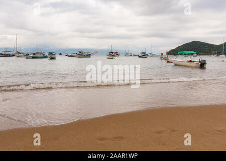 Ilha Grande, Brésil. 23 Décembre, 2012. Bateaux-taxis, bateaux de loisirs, et de naviguer des bateaux amarrés dans la baie au large de Vila do Abraao (Abraao Village), plage de sable à Ilha Grande, Municipalité de Angra dos Reis, Rio de Janeiro, Brésil. Le 5 juillet 2019, Ilha Grande a été inscrit comme site du patrimoine mondial de l'UNESCO. Banque D'Images