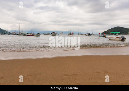 Ilha Grande, Brésil. 23 Décembre, 2012. Bateaux-taxis, bateaux de loisirs, et de naviguer des bateaux amarrés dans la baie au large de Vila do Abraao (Abraao Village), plage de sable à Ilha Grande, Municipalité de Angra dos Reis, Rio de Janeiro, Brésil. Le 5 juillet 2019, Ilha Grande a été inscrit comme site du patrimoine mondial de l'UNESCO. Banque D'Images