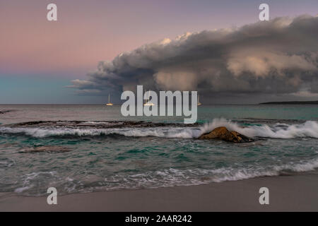 L'ensemble des bords avant météo baie Binalong Bay, Bay of Fires, Tasmanie Banque D'Images