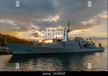 Bantry, West Cork, Irlande. 23 novembre 2019. Le navire de la marine irlandaise « William Butler Yeats » a fait une visite de courtoisie à Bantry aujourd'hui et a amarré sur Bantry Pier. Les membres du public ont été pris en charge par le personnel de la Marine lors de la visite du navire. Crédit : AG News/Alay Live News. Banque D'Images