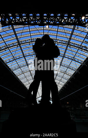 Lieu de rencontre du jour Paul statue, connue sous le nom de l'amoureux, St Pancras, gare ferroviaire de style gothique victorien, Londres, Angleterre Banque D'Images