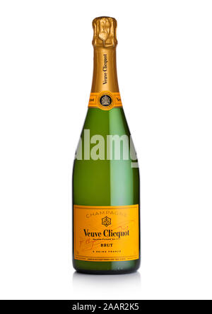 Londres, Royaume-Uni - 20 NOVEMBRE 2019 : Bouteille de Veuve Clicquot Brut champagne de luxe de renommée mondiale sur le blanc. Banque D'Images