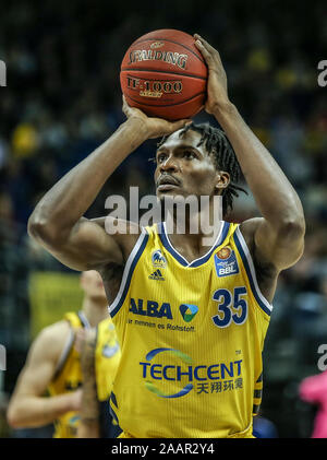 Berlin, Allemagne. 23 Nov, 2019. Basket-ball : Bundesliga, Alba Berlin - EWE Baskets Oldenburg, tour principal, 9e journée, Mercedes-Benz Arena. ALBA's Landry Nnoko a la balle prête pour le jet franc. Crédit : Andreas Gora/dpa/Alamy Live News Banque D'Images