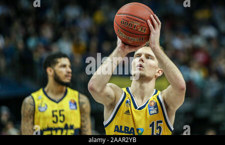 Berlin, Allemagne. 23 Nov, 2019. Basket-ball : Bundesliga, Alba Berlin - EWE Baskets Oldenburg, tour principal, 9e journée, Mercedes-Benz Arena. ALBA's Martin Hermannsson a la balle prête pour le jet franc. Crédit : Andreas Gora/dpa/Alamy Live News Banque D'Images