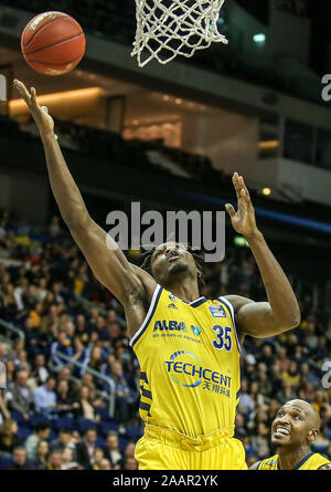 Berlin, Allemagne. 23 Nov, 2019. Basket-ball : Bundesliga, Alba Berlin - EWE Baskets Oldenburg, tour principal, 9e journée, Mercedes-Benz Arena. ALBA's Landry Nnoko lance la balle sur le panier. Crédit : Andreas Gora/dpa/Alamy Live News Banque D'Images