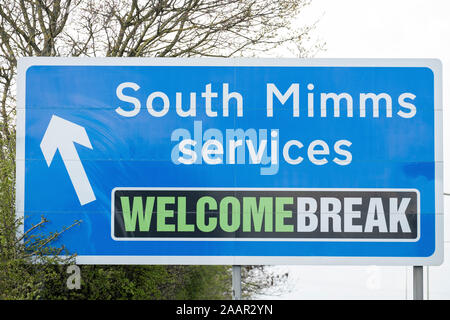 Services South Mimms signe de route sur l'A1 en direction de la M25. Banque D'Images