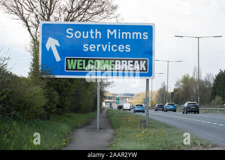 Services South Mimms signe de route sur l'A1 en direction de la M25. Banque D'Images