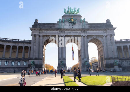 Bruxelles, Belgique, 10 Novembre 2019 : Triumphal Arch in Jubilee Park (Parc du Cinquantenaire). Construit en 1880 pour le 50e anniversaire de la Belgique. Banque D'Images