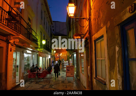 Scène de rue de nuit avec des gens dans un café du downtwon Aveiro Portugal Banque D'Images