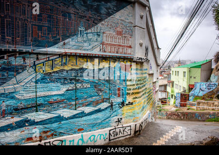 Murales colorées ornent les murs des bâtiments de Valparaiso, Chili. Banque D'Images