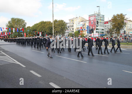 ISTANBUL, TURQUIE - le 29 octobre 2019 : Les étudiants mars pendant 29 octobre Journée de la République de Turquie parade Avenue Vatan Banque D'Images