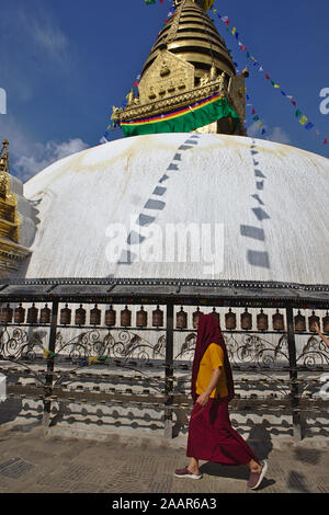 Le moine bouddhiste marcher avec dôme blanc de temple Banque D'Images
