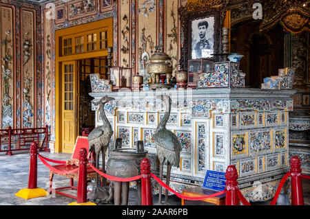 Les statues de Peacock sont placées devant l'autel où se trouvent les reliques et un portrait de l'empereur Khai Dinh, près de Hué Banque D'Images