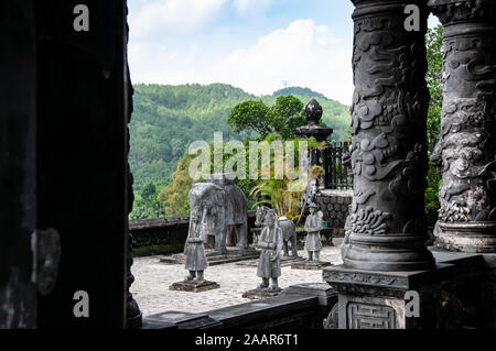 Les guerriers de pierre placé sur le défilé de la garde du tombeau de l'Empereur Khai Dinh à Hué. Banque D'Images