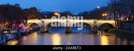 La vue panoramique de pont Marie sur la rivière Seina la nuit , Paris, l'Europe. Banque D'Images