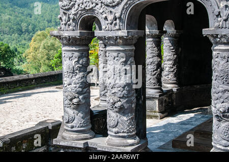 Des pavillons en pierre gris finement incrustés mènent à la somptueuse tombe de l'empereur Khai Dinh, près de Hué, au Vietnam Banque D'Images
